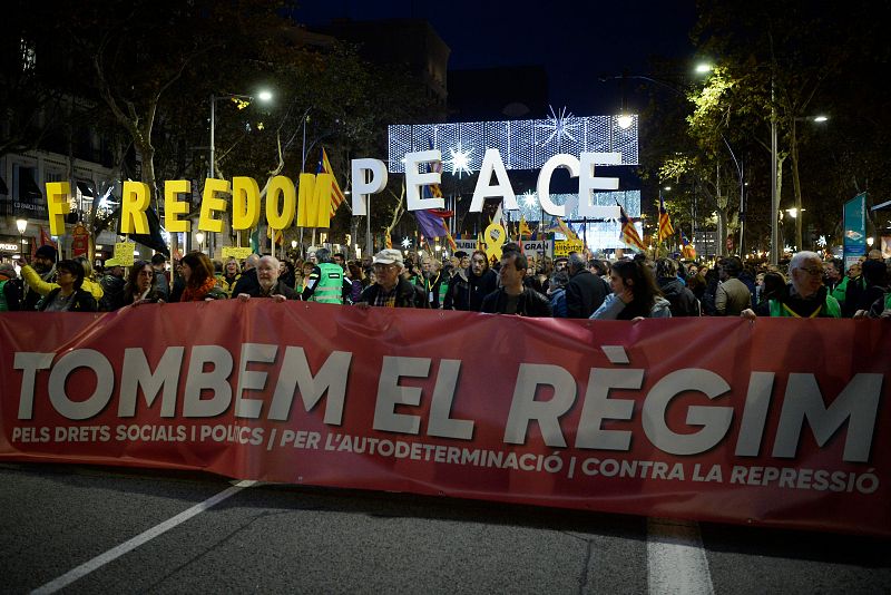 Unas 40.000 personas han participado en la marcha en contra del Consejo de Ministros segun la Guardia Urbana, un día después del encuentro mantenido por el jefe del Ejecutivo, Pedro Sánchez, con el presidente catalán Quim Torra