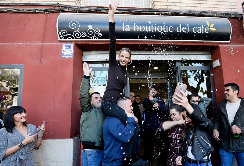 Un bar de Alicante celebra el segundo premio de la Lotería