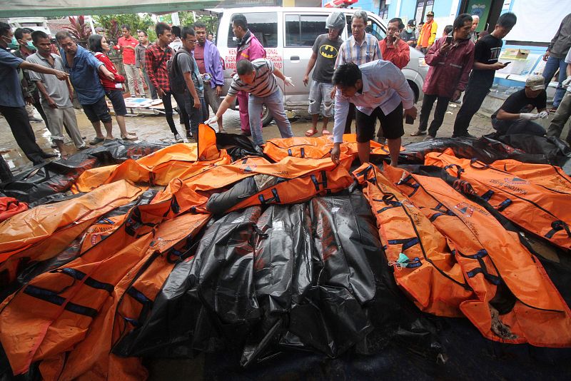 Rescatistas depositan los cuerpos de las víctimas en una morgue improvisada en Carita