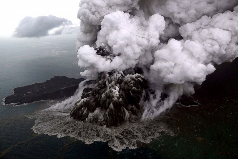 Una vista aérea del volcán Anak Krakatau durante la erupción