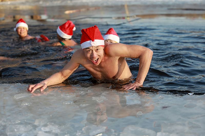 Un nadador con gorro de Papá Noel sale de las gélidas aguas de Shenyang, en la provincia del noreste de China conocida como Liaoning.