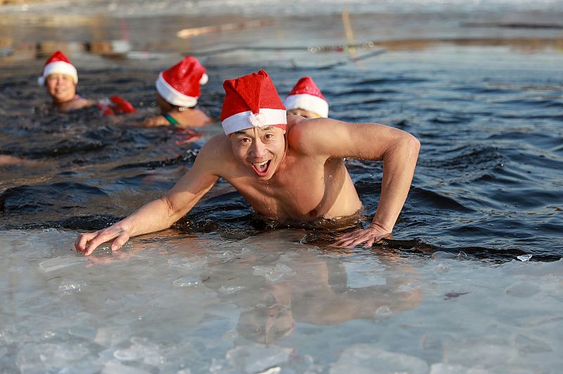 Un nadador con gorro de Papá Noel sale de las gélidas aguas de Shenyang, en la provincia del noreste de China conocida como Liaoning.