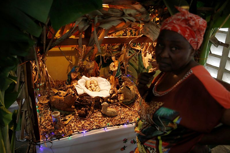 Una mujer posa junto a un Belén en la iglesia de Saint Benoit, en Kinshasa.