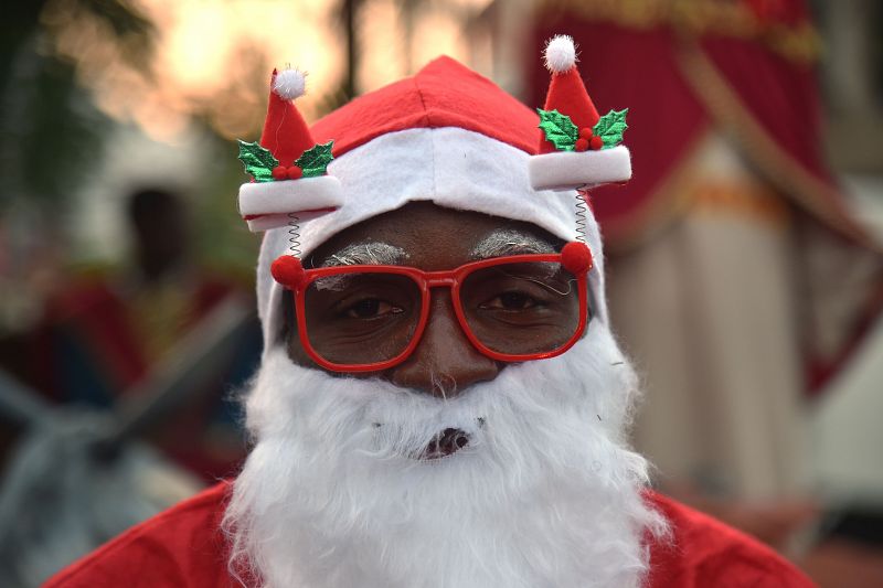 Un hombre haitiano participa en el desfile de Navidad que se celebra en las calles de la comuna de Petion Ville, en la capital de Haití.