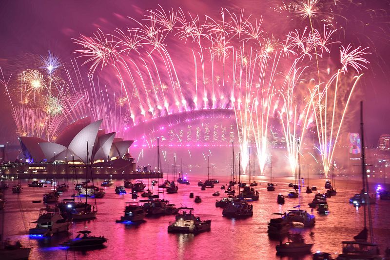 El espectáculo de fuegos artificiales para celebrar la llegada del nuevo año ilumina el icónico puente Harbour y la Casa de la Ópera de Sídney, Australia.