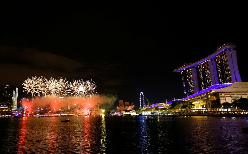 La celebración por el nuevo año en Singapur ha incluído espectáculos de pirotecnia sobre el skyline de la ciudad.