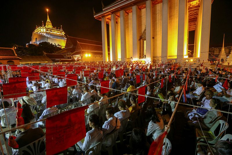 En Tailandia también reciben el nuevo año rezando, una de las celebraciones más multitudinarias ha tenido lugar en el templo Monte Dorado.