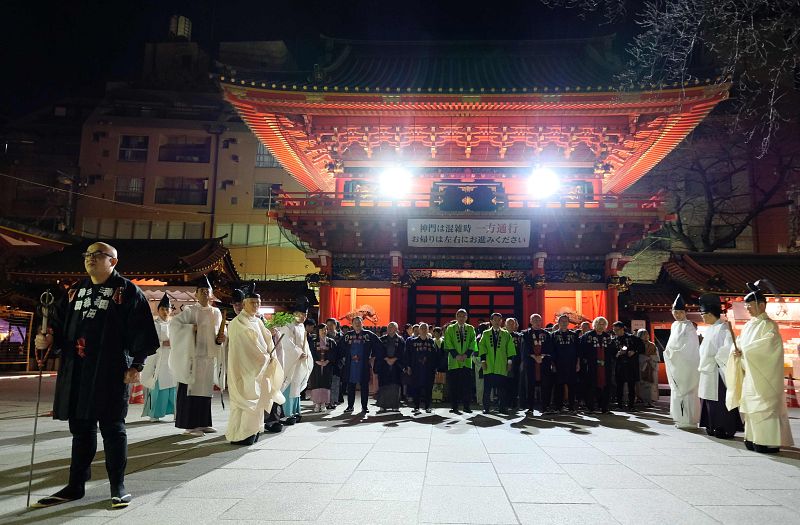 El año nuevo es la fiesta más importante en el calendario japonés. Durante los tres primeros días del año millones de japoneses acudirán a los santuarios y templos del país para pedir que el nuevo año esté lleno de salud y felicidad.