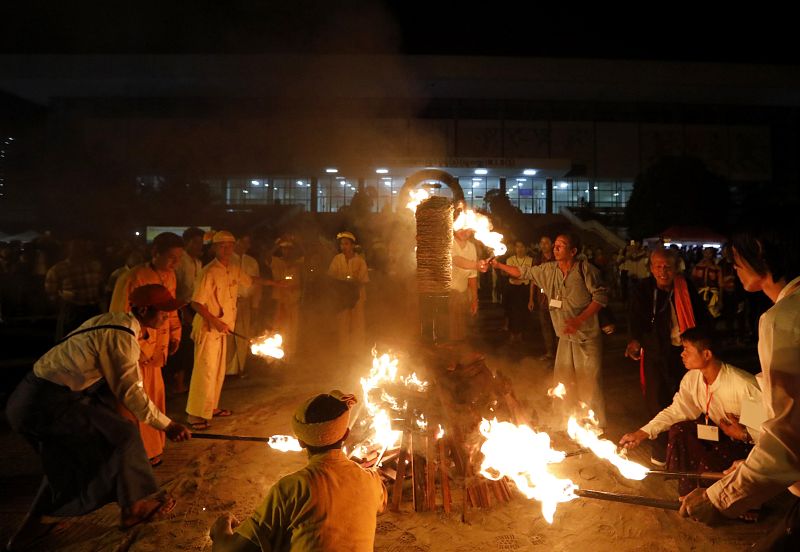 En Myanmar, grupos étnicos han celebrado danzas tradicionales en Ragún.