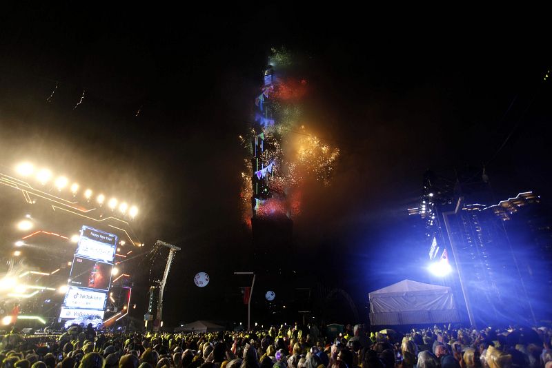 En Taipei los fuegos artificiales han sido lanzados desde la torre Taipei 101.