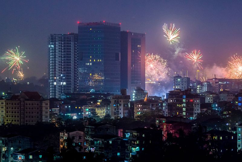 Los fuegos artificiales también han iluminado el cielo de Ragún.