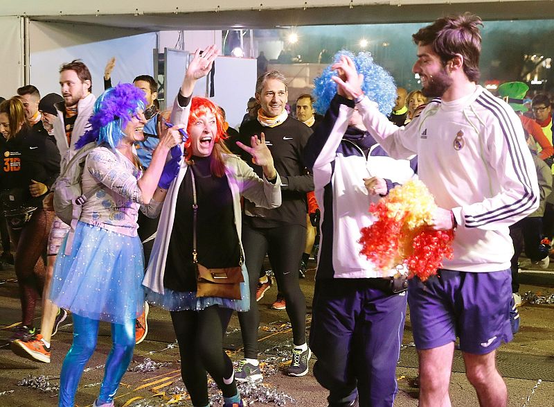 Corredores antes de tomar la salida de la San Silvestre Vallecana Popular.