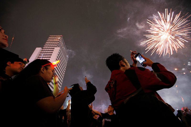 Los ciudadanos de Yakarta (Indonesia) también se han congregado para ver los fuegos artificiales en la ciudad.