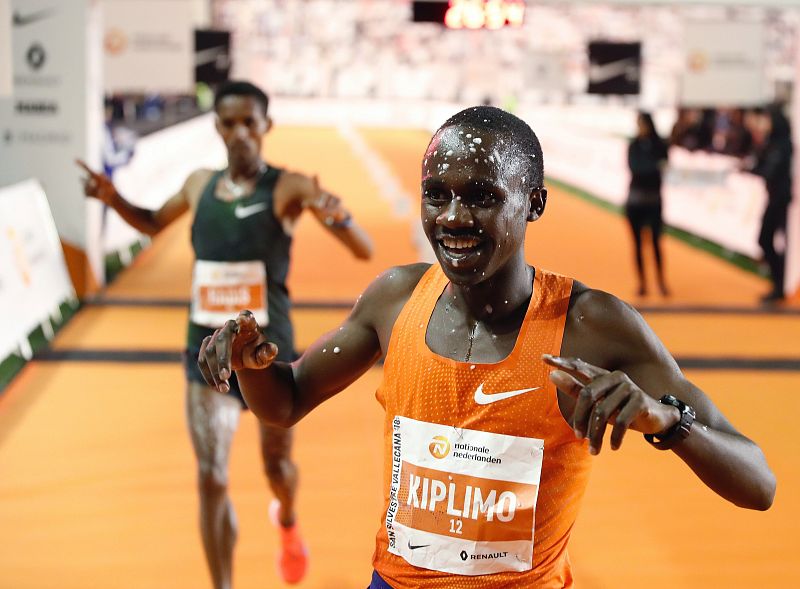El ugandés Jacob Kiplimo entra vencedor en la San Silvestre Vallecana, la emblemática carrera de 10.000 metros del final de año en Madrid.