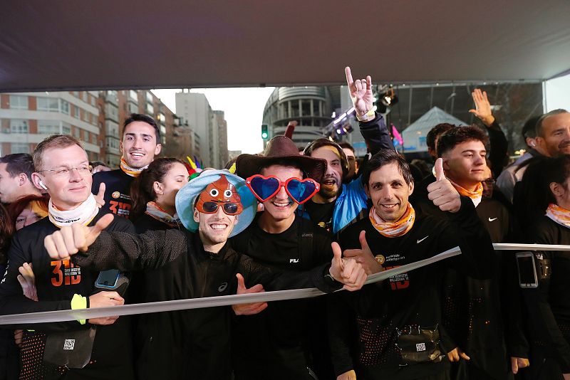 Algunos corredores antes de tomar la salida de la carrera.