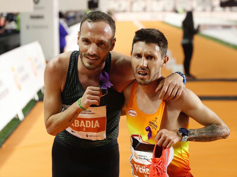 Los españoles Chiqui Pérez (d) y Antonio Abadía (i) -sexto y séptimo-, en la meta de la San Silvestre Vallecana 2018.