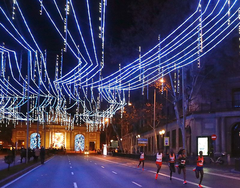 Kiplimo (d), vencedor en la San Silvestre Vallecana, lidera el grupo por la calle de Alcalá en la emblemática carrera.