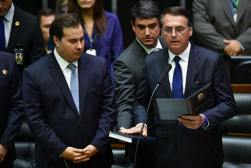 Jair Bolsonaro durante su discurso como nuevo mandatario de Brasil, junto al presidente de la Cámara de Diputados Rodrigo Maia