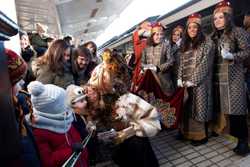 Melchor, Gaspar y Baltasar han llegado en tren a Vitoria, donde han desatado la alegría y la ilusión de los niños que se han acercado para darles la bienvenida a la capital alavesa