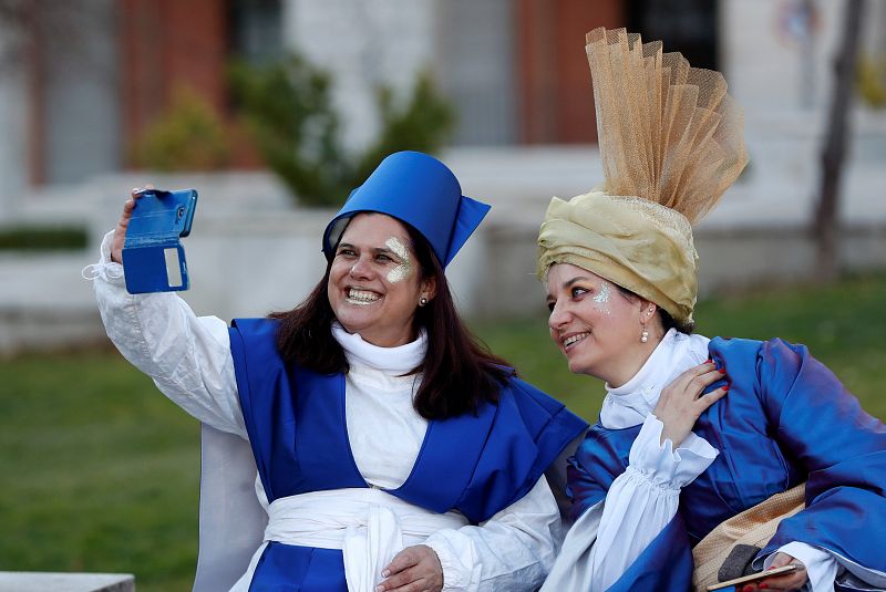 Dos participantes en la cabalgata de Madrid se fotografían antes del inicio del desfile