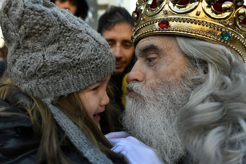El rey Melchor saluda a una niña