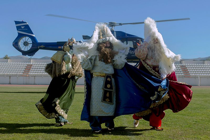 Los Reyes Magos tras bajar del helicóptero que los ha trasladado hasta la localidad malagueña de Ronda