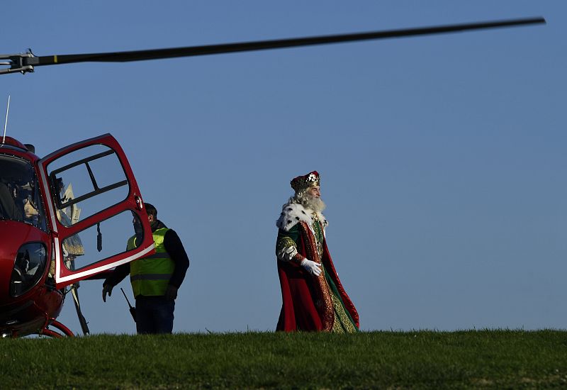 Los Reyes Magos han llegado a Gijón en helicóptero
