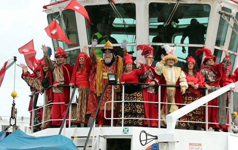 Los Reyes Magos de Oriente han llegado a Las Palmas en tres remolcadores que los han desembarcado en la Base Naval