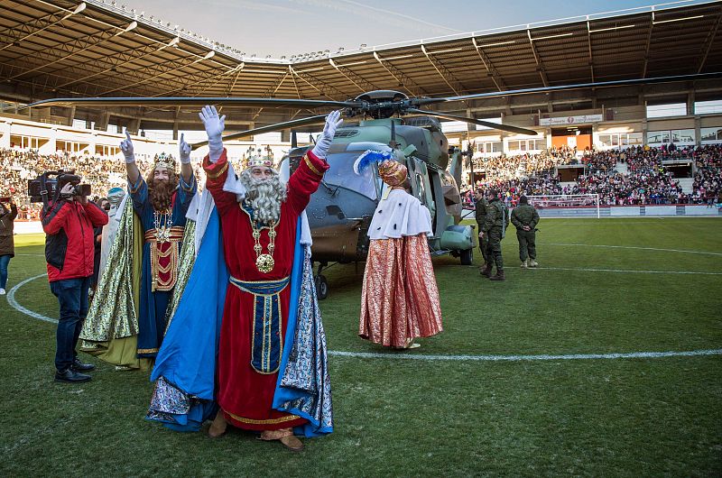 Los Reyes Magos han aterrizado en helicóptero en el campo de fútbol de Las Gaunas