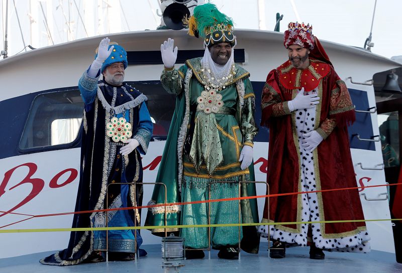 Su majestades saludan a los miles de niños que les esperaban en el puerto de Valencia donde han atracado en barco a primeras horas de la tarde