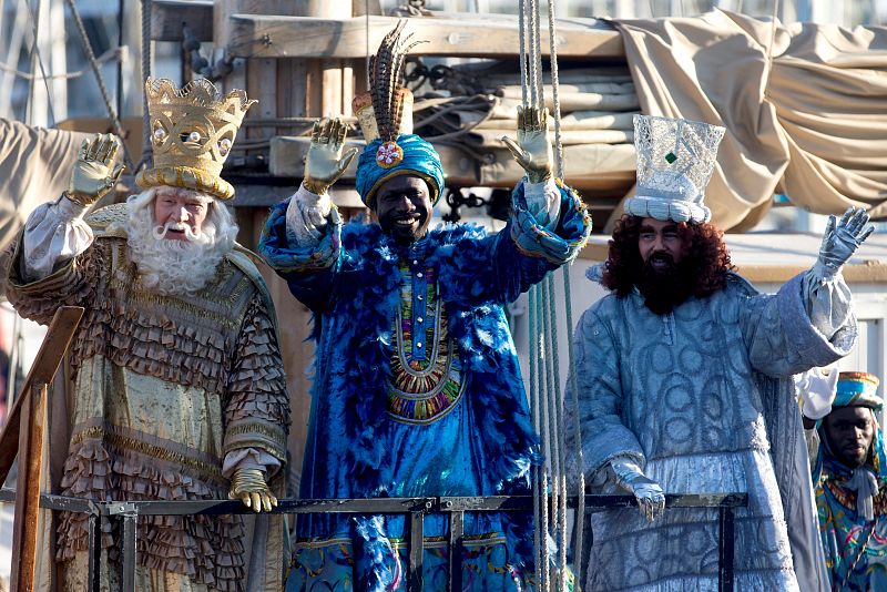 Los Reyes Magos de Oriente saludan al público a su llegada a Barcelona