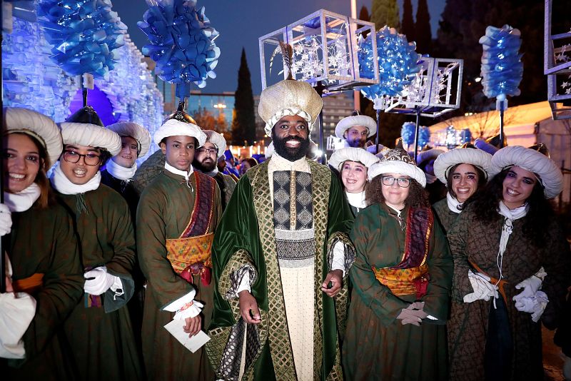 El rey Baltasar acompañado de sus pajes, poco antes del inicio de la cabalgata