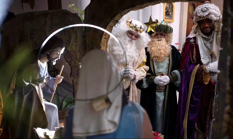 Los Reyes Magos rezan ante el portal de Belén del asilo de ancianos Teresa Journet de Huelva