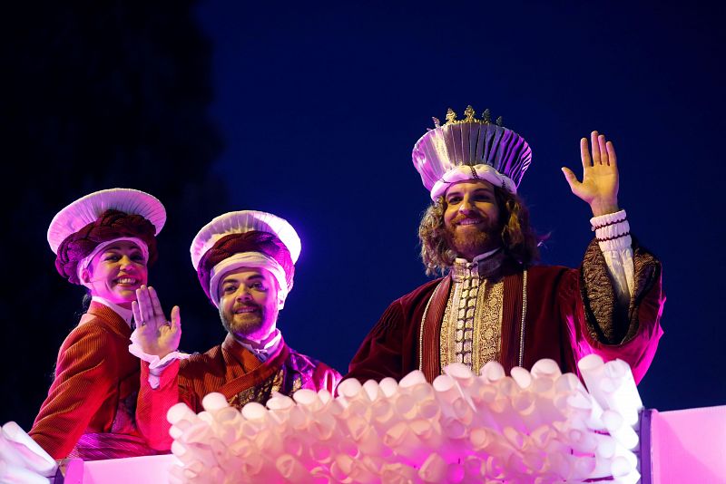 El rey Gaspar saluda durante la tradicional cabalgata de los Reyes Magos en Madrid