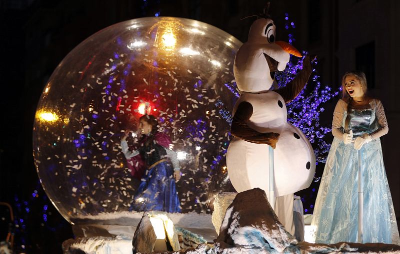 La princesa Elsa de Frozen saluda al inicio de la tradicional cabalgata de los Reyes Magos que recorre el centro de Bilbao