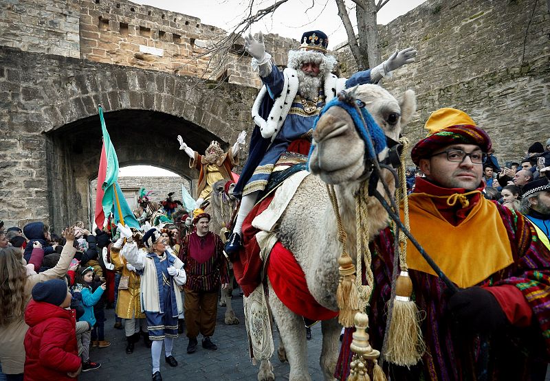 Melchor, Gaspar y Baltasar entran por la Puerta de Zumalacárregui a la ciudad de Pamplona para encontrarse con miles de niños que les esperan a lo largo del recorrido hasta la plaza Consistorial