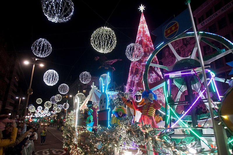 Una de las carrozas que desfila  en la cabalgata de los Reyes Magos en Vigo