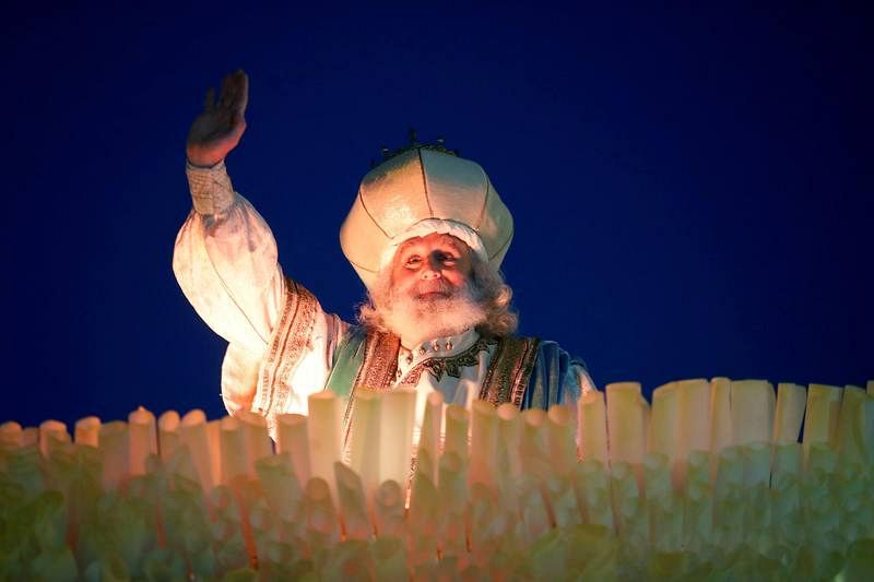 El rey Melchor saluda durante la tradicional cabalgata de los Reyes Magos que recorre el centro de la capital de España