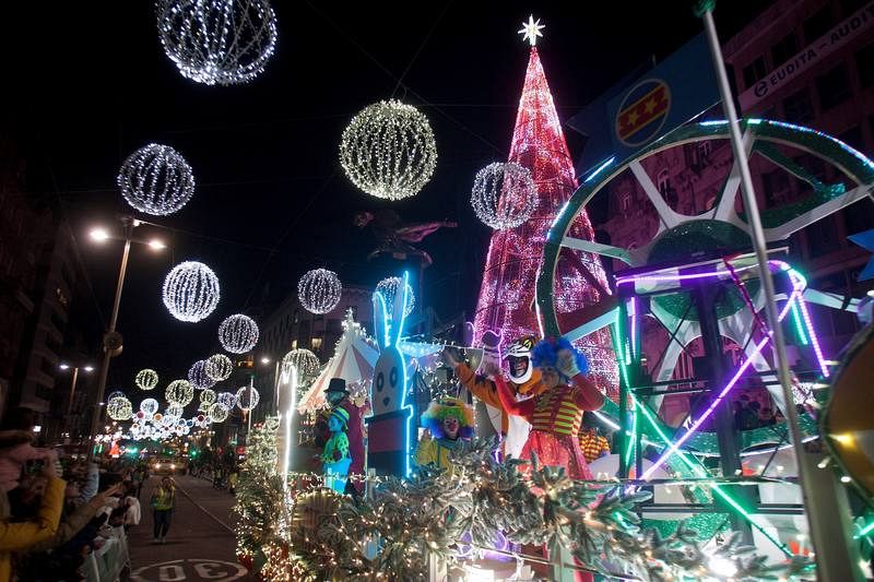 Una de las carrozas que desfila  en la cabalgata de los Reyes Magos en Vigo