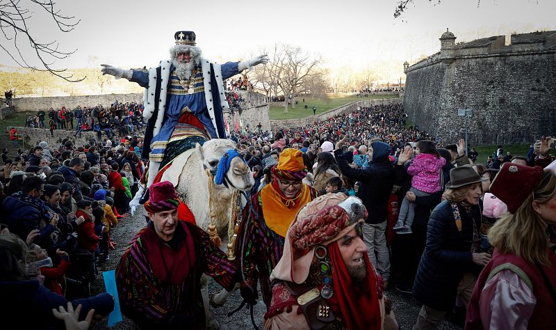 El rey Melchor a lomos de su dromedario hace su entrada por el Camino de Santiago a la ciudad de Pamplona