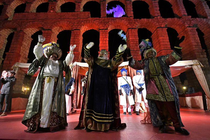 Los Reyes Magos saludan a su llegada al Acueducto de Segovia