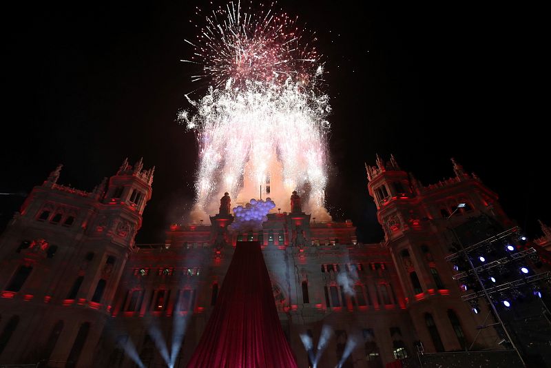 Luces y fuegos artificiales iluminan el Ayuntamiento de Madrid tras la cabalgata de los Reyes Magos