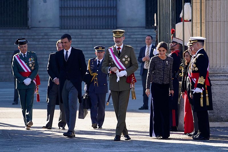 El presidente del Gobierno, Pedro Sánchez, junto al rey Felipe VI y la reina Letizia
