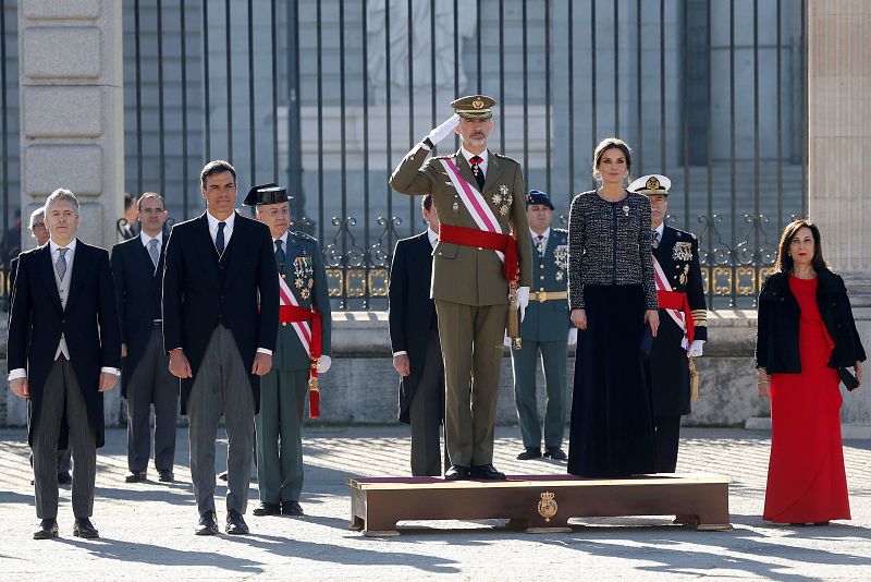 Los reyes, acompañados por el presidente del Gobierno, Pedro Sánchez; el ministro del Interior, Fernando Grande Marlaska; y la ministra de Defensa, Margarita Robles