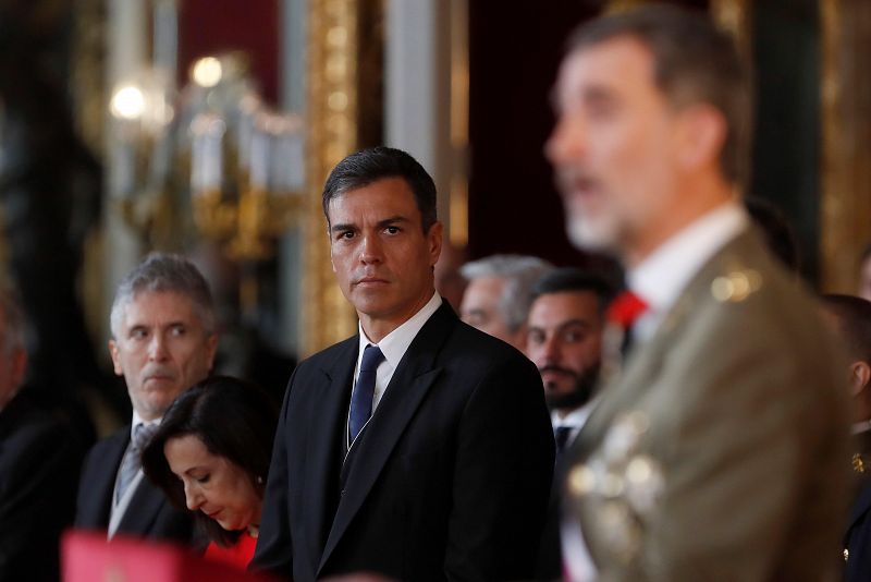 El presidente del Gobierno, Pedro Sánchez, escucha el discurso que el rey ha pronunciado con motivo de la celebración de la Pascua Militar en el Palacio Real