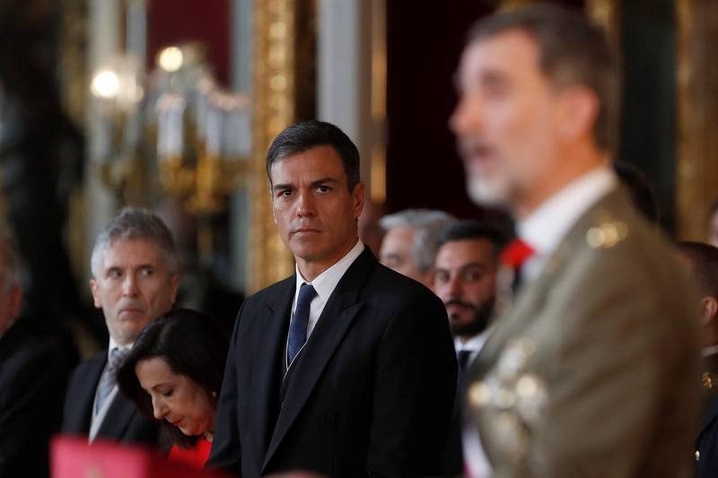El presidente del Gobierno, Pedro Sánchez, escucha el discurso que el rey ha pronunciado con motivo de la celebración de la Pascua Militar en el Palacio Real