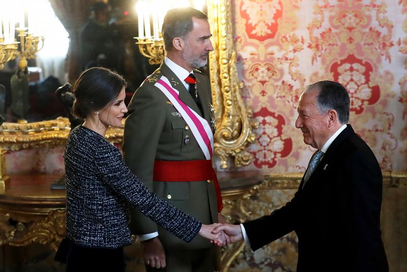 El rey Felipe VI y la reina Letizia con el Director del CNI, Félix Sanz Roldán