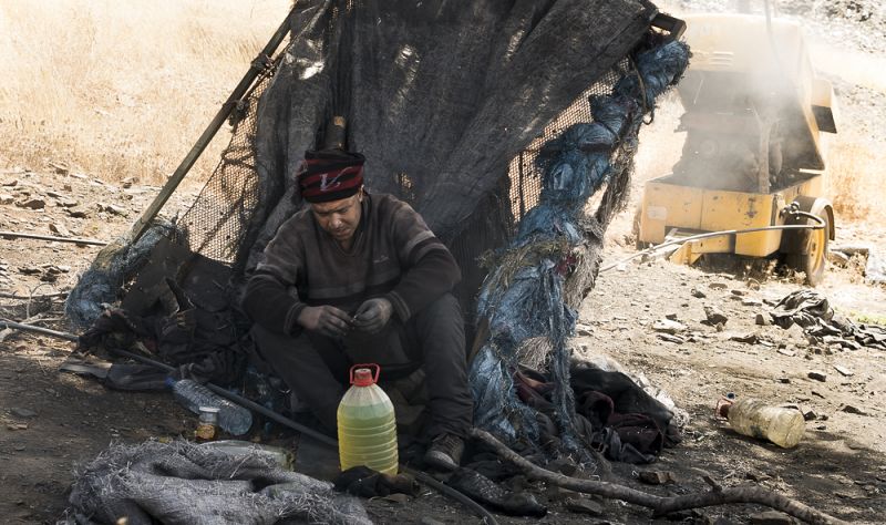 El minero marroquí Lharby espera en el agujero