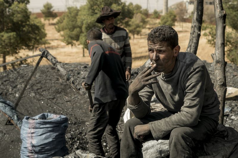 Minero marroquí fuma un cigarro durante un descanso