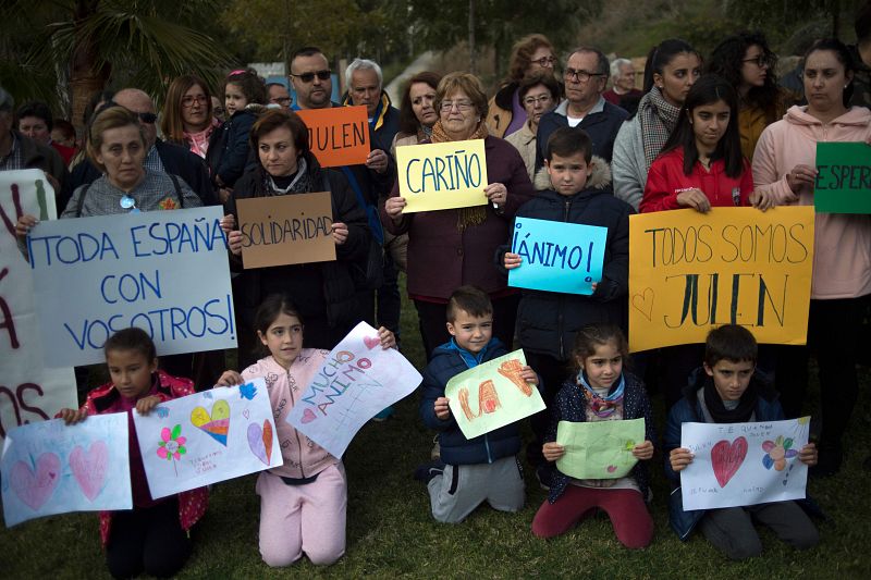 Decenas de personas en Totalán, en Málaga, expresan su apoyo a la familia de Julen, el niño de dos años que cayó el pasado domingo a una prospección de agua, mientras avanzan las tareas para su rescate